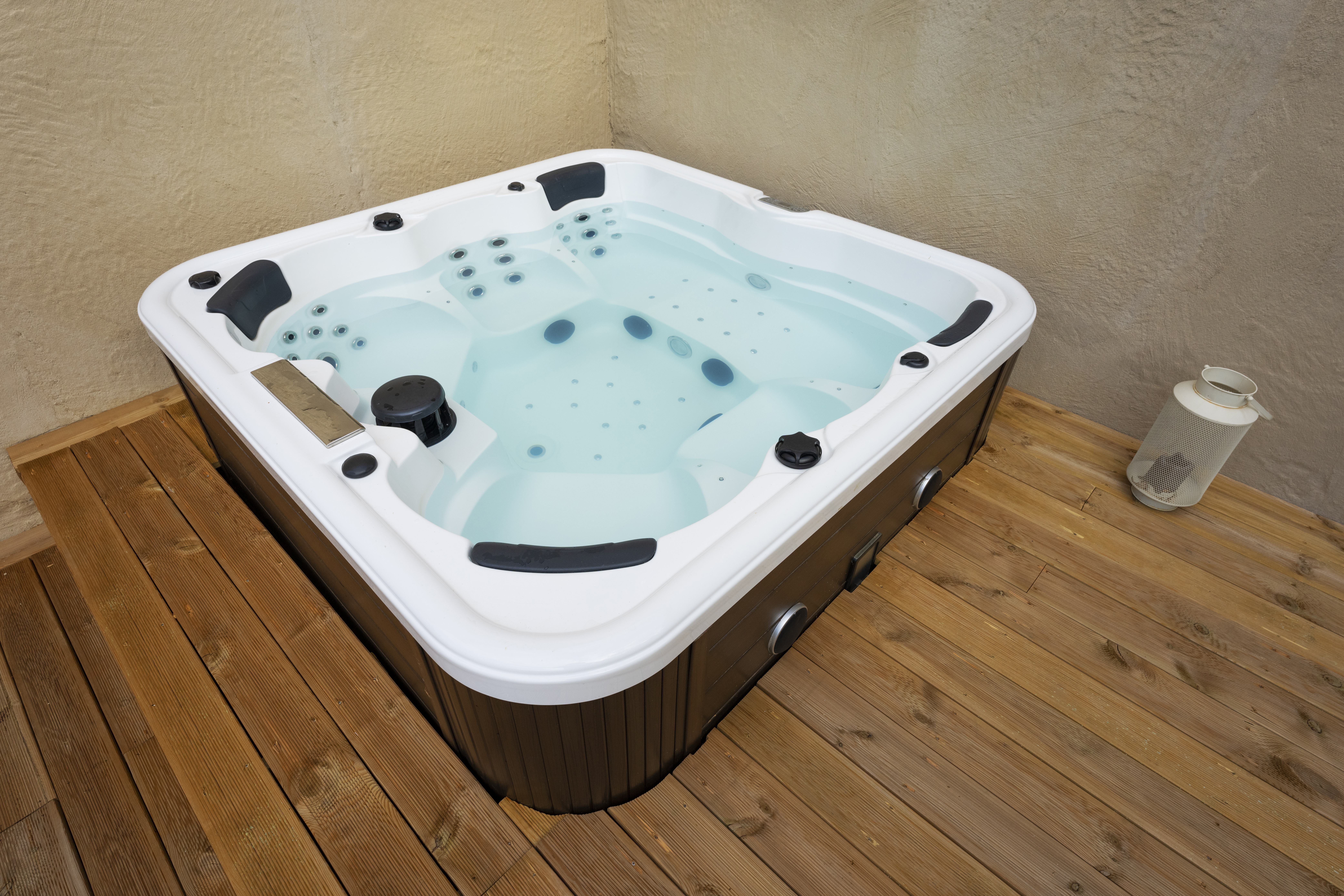 Second-Hand Hot Tub